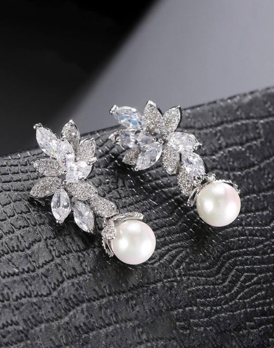 2pcs Elegant Flower Design White Zirconia Earrings